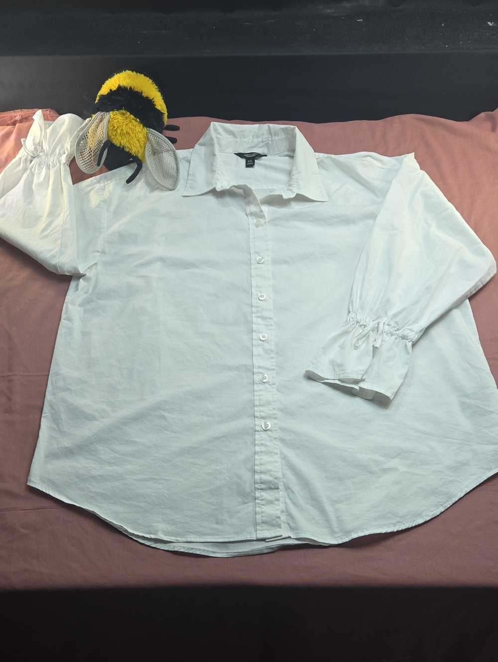 Simply Vera Vera Wang white button-down poet blouse.